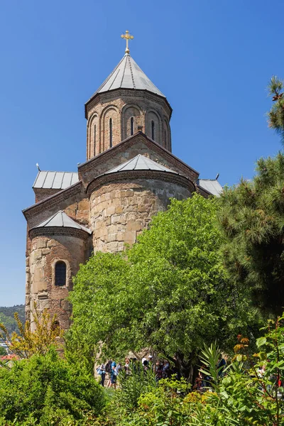 Iglesia Metekhi de la Dormición de la virgen. Monumento famoso en Tiflis, Georgia . — Foto de Stock