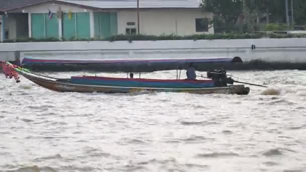 Bangkok, Thailand - oktober 20, 2012. Färgglada traditionella träbåt arbetar som vatten taxi på Chao Phraya-floden. — Stockvideo