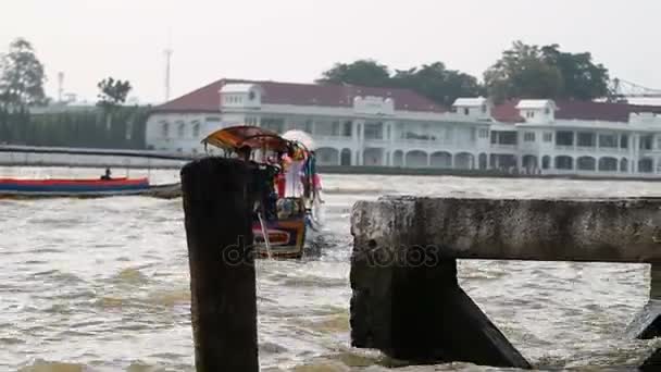 Bangkok, Thailand - 20 oktober 2012. Kleurrijke traditionele houten boot werken als water taxi op de Chao Phraya rivier. — Stockvideo