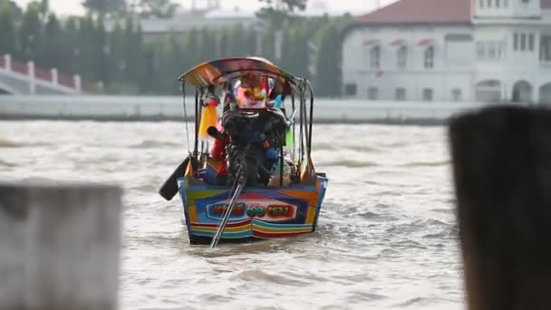 БАНГКОК, ТАИЛАНД - 20 октября 2012 года. Красочные традиционные деревянные лодки, работающие как водное такси на реке Чао Прайя . — стоковое видео