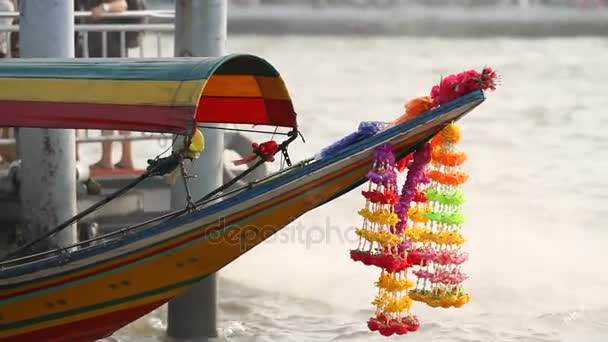 Kleurrijke religieuze bloem decoratie op de neus van traditionele houten boot. Bangkok, Thailand, Chao Phraya-rivier. — Stockvideo