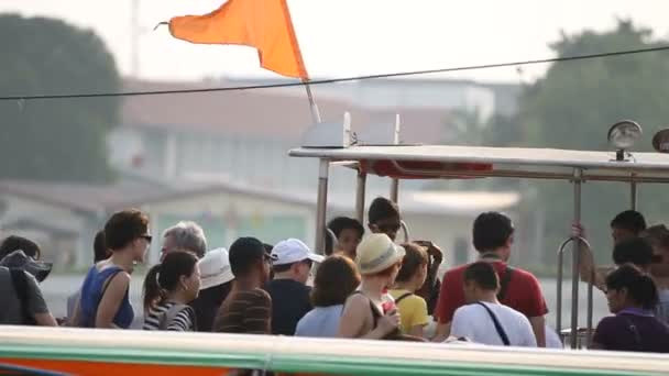 Bangkok, Tayland - 20 Ekim. 2012. insanlar kamu su taşıma Chao Phraya Nehri üzerinde tekne üzerinde durur. Tha Tien Pier. — Stok video