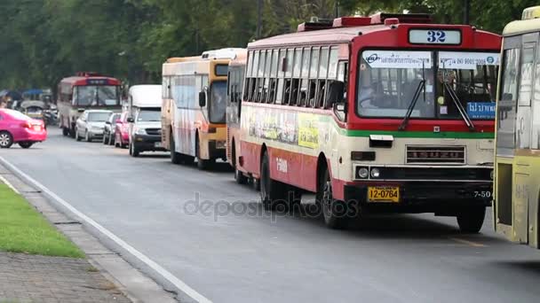 BANGKOK, TAILANDIA - 20 de octubre. 2012. Transporte público en las calles de Bangkok - coloridos autobuses . — Vídeo de stock