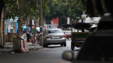 Bangkok, Tayland - 20 Ekim 2013. Sokak hayatı Bangkok. Motosiklet, otomobil ve tuk-tuk taksi insanlar sürücü.
