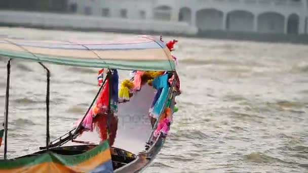 BANGKOK, TAILANDIA - 20 de octubre de 2012. Colorido barco tradicional de madera que trabaja como taxi acuático en el río Chao Phraya . — Vídeo de stock