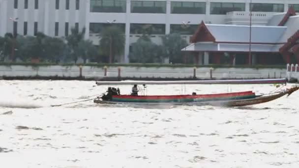 Bangkok, Thaiföld - október 20, 2012. Színes, hagyományos, fából készült hajó dolgozik, mint a víz-taxi a Chao Phraya-folyó. — Stock videók