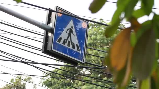 Dopravních značek "Přechod pro chodce" osvětlené žárovky. Bangkok, Thajsko. — Stock video