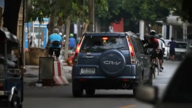 Bangkok, Tayland - 20 Ekim 2013. Sokak hayatı Bangkok. İnsanlar sürücü motosiklet ve otomobil.