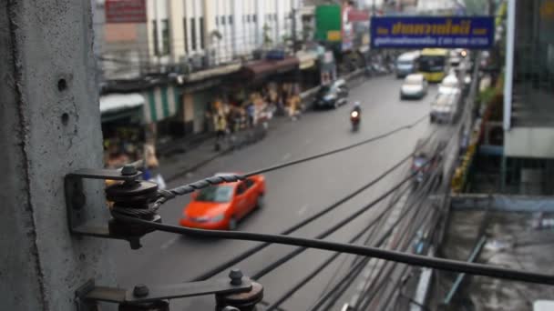 BANGKOK, THAILAND - 20 de outubro de 2012. Um grande número de fios colocados na rua logo acima dos transeuntes e veículos de equitação. Situação tradicional para os países asiáticos . — Vídeo de Stock