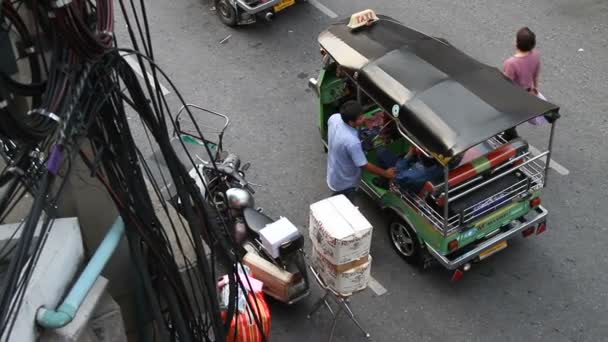 Бангкок, Таїланд - 20 жовтня 2012 р. Велика кількість проводів розміщені на вулиці прямо над перехожих і їзда транспортних засобів. Традиційні ситуація для азійських країн. — стокове відео