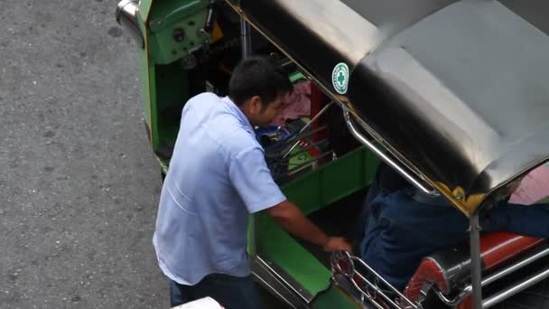Bangkok, Thajsko - 20. října 2012. Dva místní muži mluví a laughting poblíž tuk-tuk. — Stock video