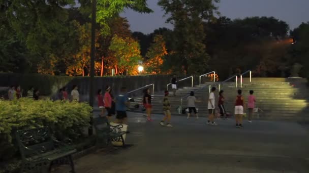 BANGKOK, TAILANDIA - 20 de octubre de 2012. Clases grupales gratuitas de aeróbic en Lumpini Park. Diferentes personas se reúnen y hacen ejercicios con música . — Vídeo de stock