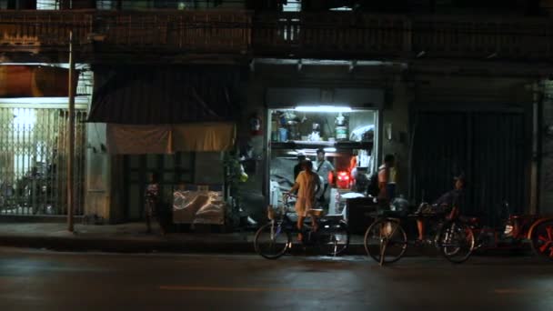 Μπανγκόκ, Ταϊλάνδη - 20 Οκτωβρίου 2012. Νύχτα εμπορίου. Διευθυντής σπάει τα μεγάλα χοντρά κομμάτια του πάγου και πωλεί σε μεγάλους σάκους. — Αρχείο Βίντεο