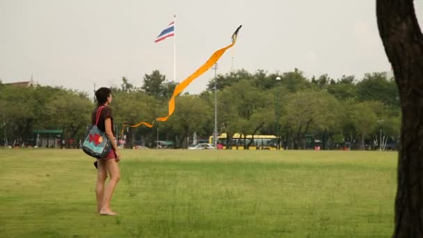 방콕, 태국-10 월 22, 2012. 관광 여 자가 보이는 어떻게 지역 주민 공공 공원에 연 출시. — 비디오