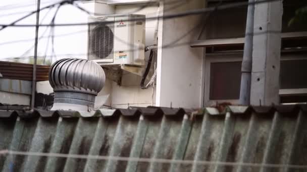 BANGKOK, THAÏLANDE - 20 octobre 2012. Lames mobiles du système de ventilation sur le toit . — Video