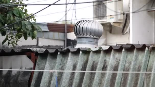 Bangkok, Thailand - 20 oktober 2012. Bewegende messen van ventilatiesysteem op het dak. — Stockvideo