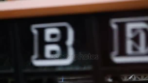 BANGKOK, TAILANDIA - 20 de octubre de 2012. Cuchillas móviles del sistema de ventilación en el techo . — Vídeos de Stock