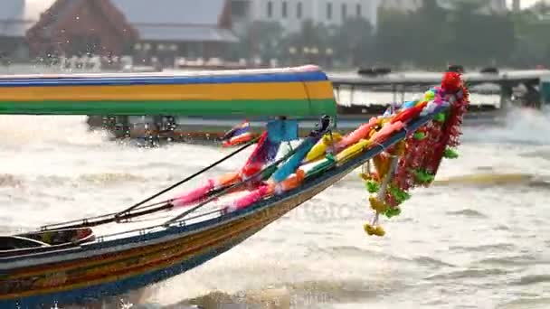 BANGKOK, THAILANDIA - 20 ottobre 2012. Colorata barca tradizionale in legno che lavora come un taxi acqueo sul fiume Chao Phraya . — Video Stock