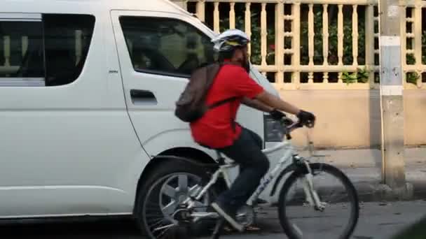 BANGKOK, THAILAND - October 20, 2012. Several cyclists ride down the street. — Stock Video