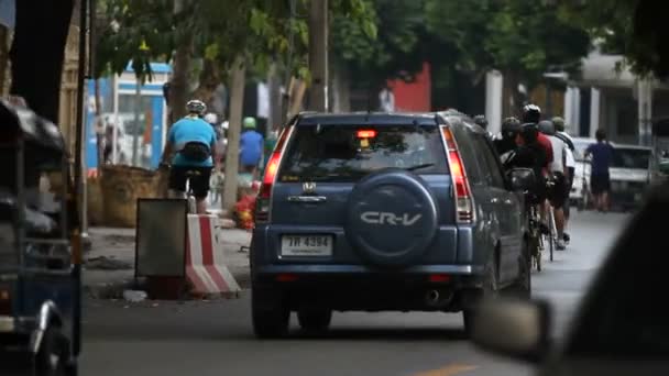 バンコク, タイ王国 - 2013 年 10 月 20 日。バンコクの街の生活。人々 ドライブ バイクと車. — ストック動画