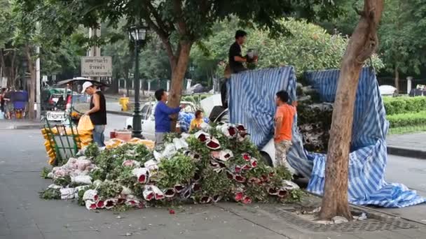 BANGKOK, THAILAND - October 20, 2012. Flower market Pak Klong Talad. Men unloaded the truck with flowers. — Stock Video