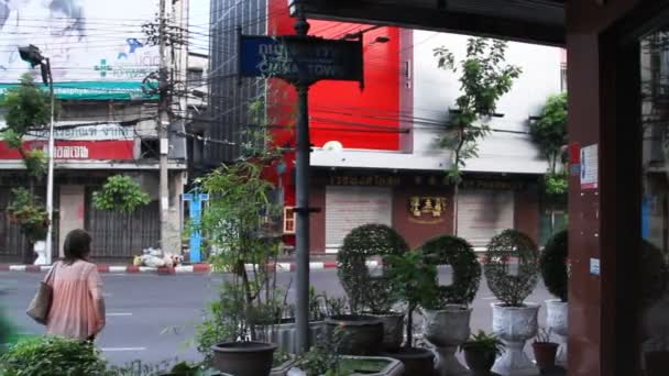 БАНГКОК, ТАИЛАНД - 20 октября 2012 года. Городской округ. Люди ходят по улице с растительными украшениями в сакральной форме круга и квадрата внутри него . — стоковое видео