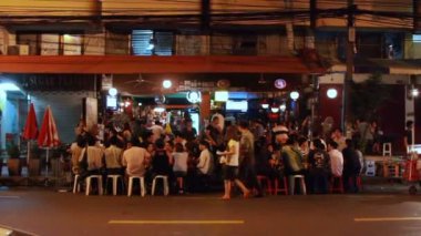 Bangkok, Tayland - 21 Ekim 2012. Yerel halkın ucuz bir sokak kafede yemeğe büyük grup.