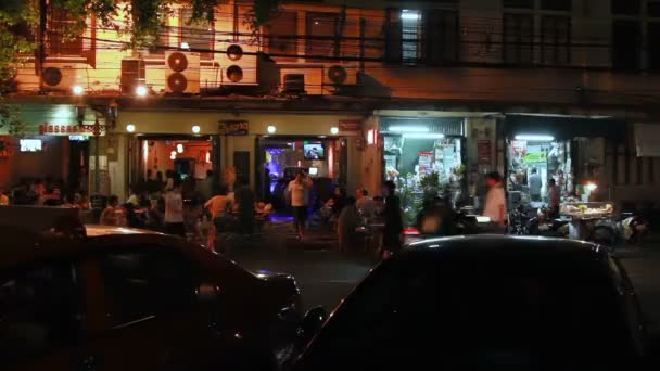 Bangkok, Tayland - 21 Ekim 2012. Yerel halkın ucuz bir sokak kafede yemeğe büyük grup. — Stok video