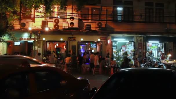 BANGKOK, TAILANDIA - 21 de octubre de 2012. Gran grupo de gente local cenando en un café barato en la calle . — Vídeo de stock