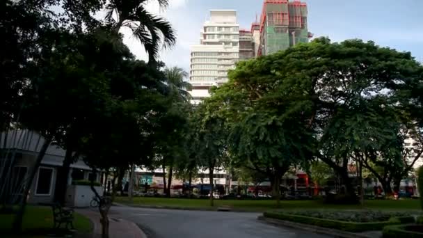 BANGKOK, TAILANDIA - 20 de octubre de 2012. Edificio en construcción, vista desde el Parque Lumphini. Sede de Bangkok Cable Co., Ltd . — Vídeos de Stock