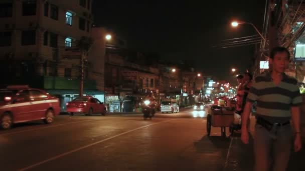 Bangkok, Thailand - 20 oktober 2012. Straat nachtleven in Aziatische stad. Actieve verkeer. — Stockvideo