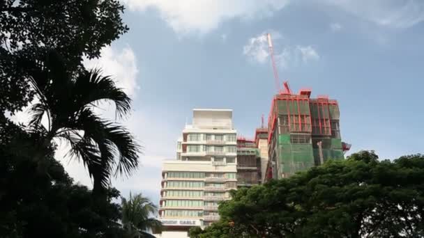 BANGKOK, THAILAND - 20 de outubro de 2012. Edifício em construção, vista do Parque Lumphini. Sede da Bangkok Cable Co., Ltd. . — Vídeo de Stock