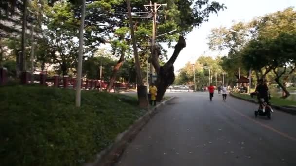 BANGKOK, THAILAND - October 21, 2012. People are Jogging in the evening after work. Lumpini Park in Bangkok. — Stock Video