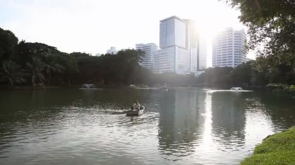 BANGKOK, THAILANDIA - 22 ottobre 2012. La gente cavalca in barca sul lago nel Parco Lumphini . — Video Stock