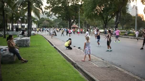 Bangkok, Thaiföld - október 20, 2012. Ingyenes díjat aerobic csoport órák a Lumpini Park. Különböző emberek összejönnek, és a zene a gyakorlatok. — Stock videók