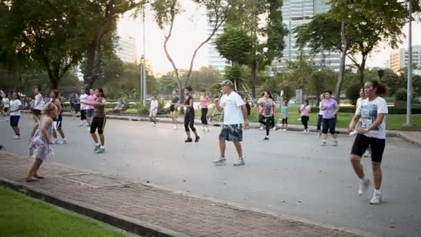 Bangkok, Thailand - 20 oktober 2012. Gratis gratis aerobics groepslessen in Lumpini Park. Verschillende mensen samen en doe oefeningen met muziek. — Stockvideo
