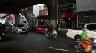 Bangkok, Tayland - 20 Ekim 2012. Sokak hayatı. Akşam trafik büyük alışveriş merkezi yakınındaki.