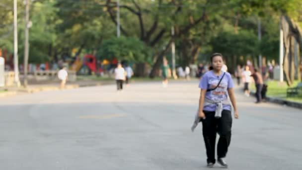 Bangkok, Tayland - 21 Ekim 2012. İnsanlar akşam işten sonra koşu. Lumpini Park Bangkok. — Stok video