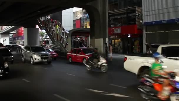 Bangkok, Tayland - 20 Ekim 2012. Sokak hayatı. Akşam trafik büyük alışveriş merkezi yakınındaki. — Stok video