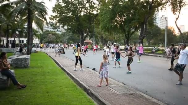 Bangkok, Tajlandia - października 20, 2012. Wolne od opłat grupy aerobiku w Parku Lumpini. Różni ludzie się razem i wykonać ćwiczenia z muzyką. — Wideo stockowe