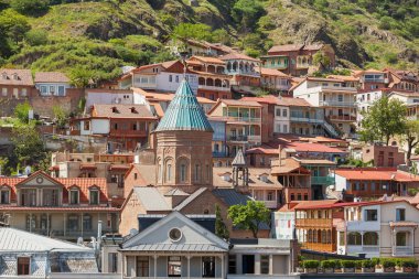 Tiflis, kafe, küçük restoranlar ile şehrin eski kısmı Arnavut kaldırımlı kaldırım ve antika binalar. Katedrali, Saint George (Ahtamar Gevorg), 13. yüzyıl Ermeni Kilisesi Tbilisi tarihsel çeyreğinde. Gürcistan.