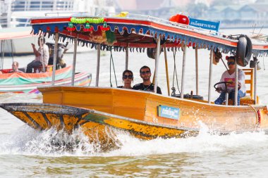 Bangkok, Tayland - Ocak 19,2011. Su gibi renkli geleneksel ahşap tekne çalışmaya taksi Chao Phraya Nehri üzerinde.