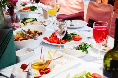 Tablo için Ziyafet çatal ile ayarla. Salatalar, mezeler ve cam