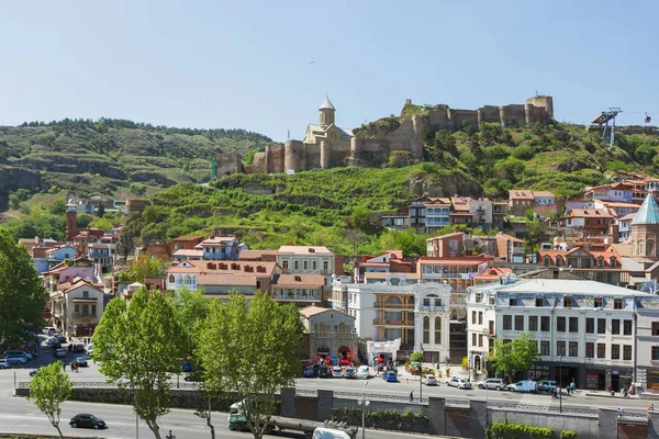Vista panorámica de Tiflis, capital del país de Georgia. Parte antigua de la ciudad con fortaleza de Narikala en la colina . — Foto de Stock