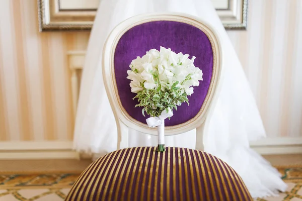 Ramo de boda en silla. El accesorio simbólico tradicional de la novia. Composición floral con flores blancas . — Foto de Stock