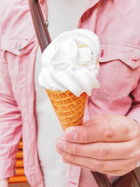 Hombre de camisa roja claro sostiene un sabroso cono de gofre con helado . — Foto de Stock