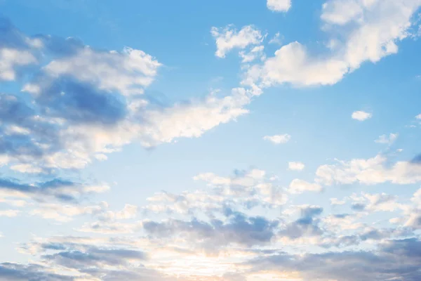 Luminosa giornata di sole con le nuvole. Paesaggio nuvoloso sul cielo blu. Concentrazione morbida — Foto Stock