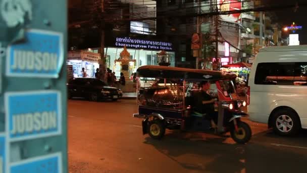 Bangkok, thailand - 21. oktober 2012. Traditioneller asiatischer transport für touristen - tuk-tuk, buntes motorisiertes dreirad. — Stockvideo