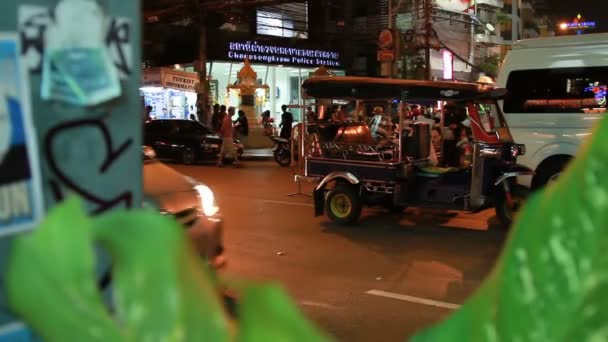 BANGKOK, THAILAND - 21 Oktober 2012. Transportasi tradisional Asia bagi para turis - tuk-tuk, sepeda roda tiga berwarna-warni . — Stok Video