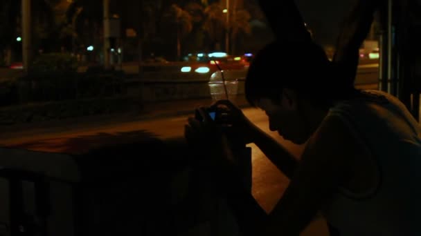 Bangkok, Thailand - 20 oktober 2012. Toeristische vrouw schiet verkeer op smartphone. 'S avonds leven op straat. — Stockvideo